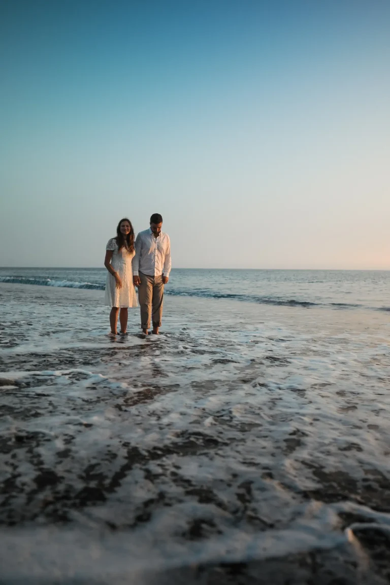 Brautpaar am Strand im Wasser