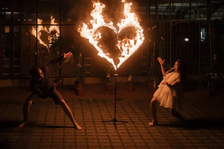 Feuer Herz mit Brautpaar