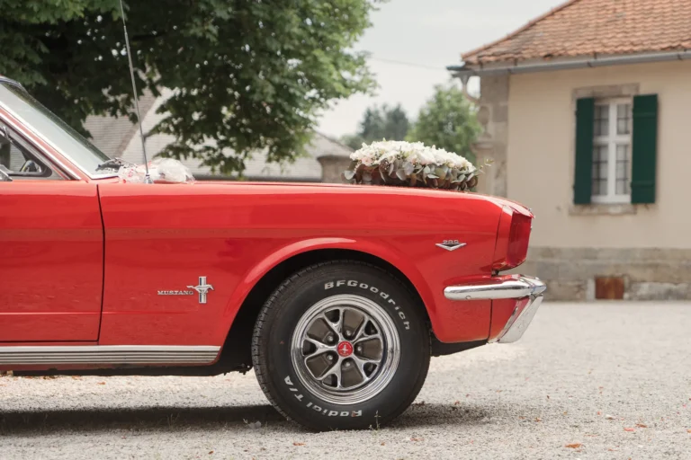 Ford Mustang Oldtimer in rot als Hochzeitsauto